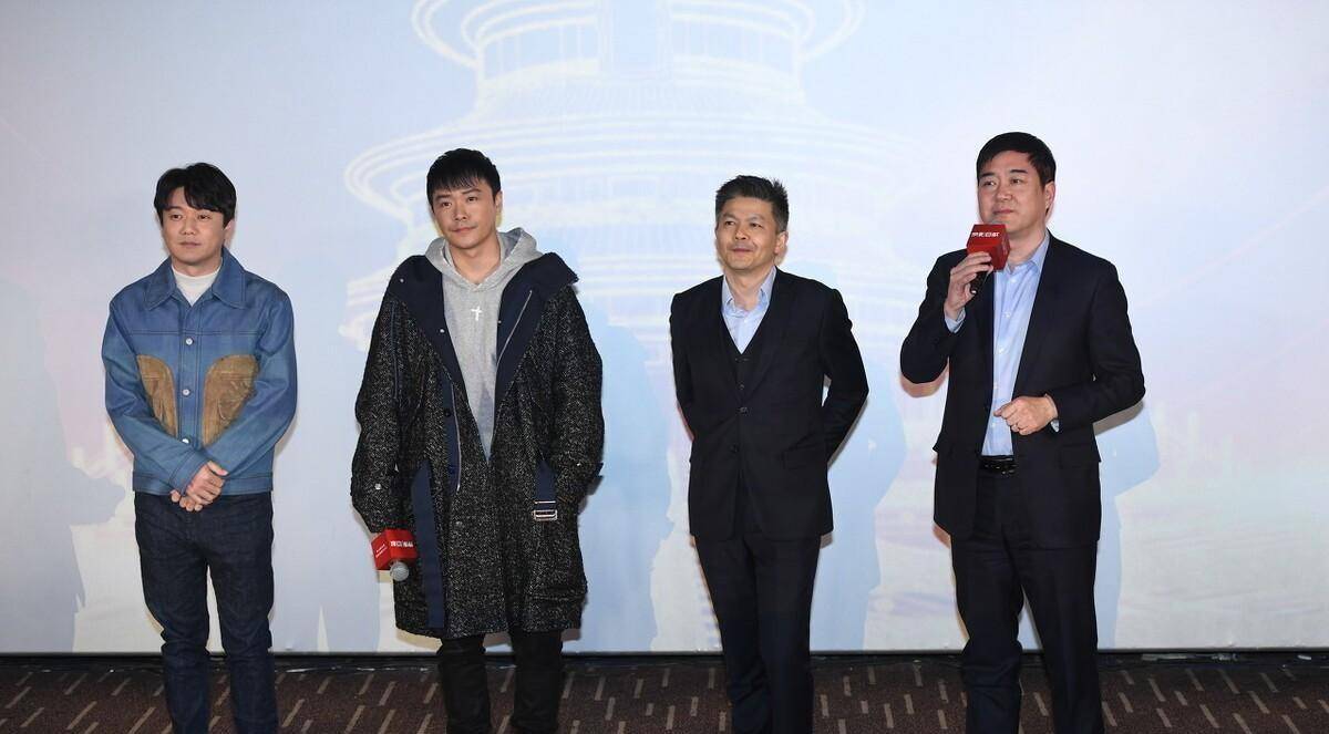 黑色 陈思诚虽然到了大叔年纪,可穿得还挺时髦,卫衣配宽松大衣挺有型