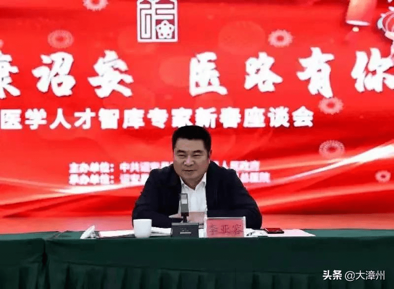 县委书记李亚容表示医疗卫生事业是一个重大战略问题,既关系广大人民