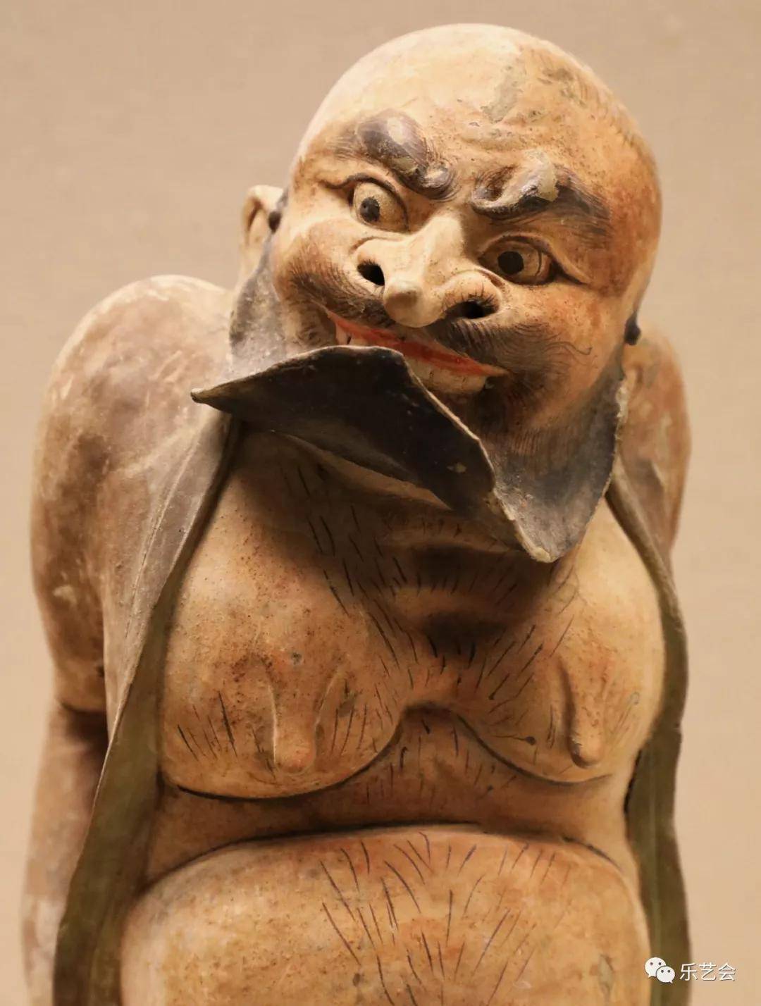 馆藏唐 彩绘灰陶俑唐 彩绘灰陶俑滑稽戏俑一说为参军戏俑伏地谛听俑唐