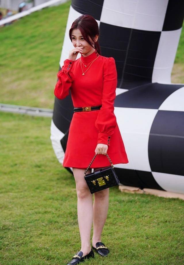 短裙 女人穿衣要注意气质，学虞书欣的女人味穿搭，穿短裙秀出大长腿