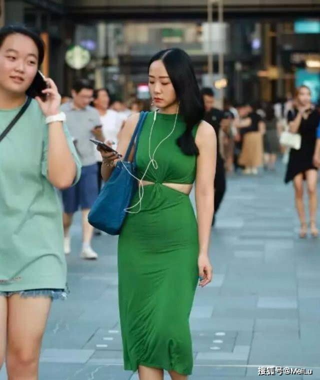 身材 裙装对于女生来说几乎是每个人都喜欢穿的一个款,优雅大方又柔美