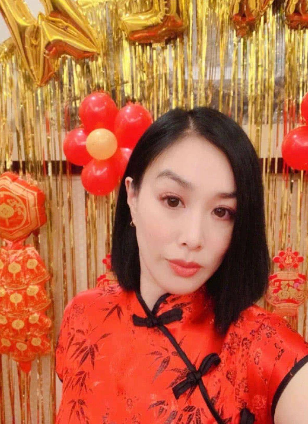 身材 钟丽缇带俩女儿跳舞迎新春，同穿红旗袍好喜庆，51岁身材仍抢镜