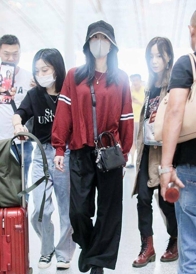 感觉 开春了照样能穿针织衫，学张碧晨的针织衫造型，温柔又时髦