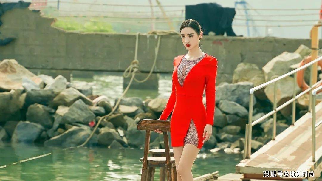 她是211大学的校花,不当老师去选美,却成国内第一美腿车模_吴春怡