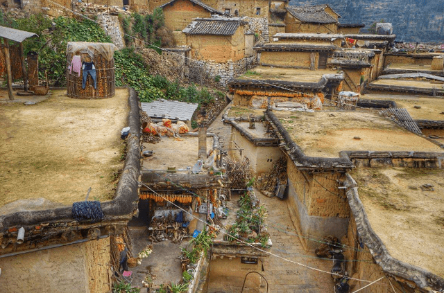 云南这座古村有点意思，全村1000多间土库房，距今已三百余年