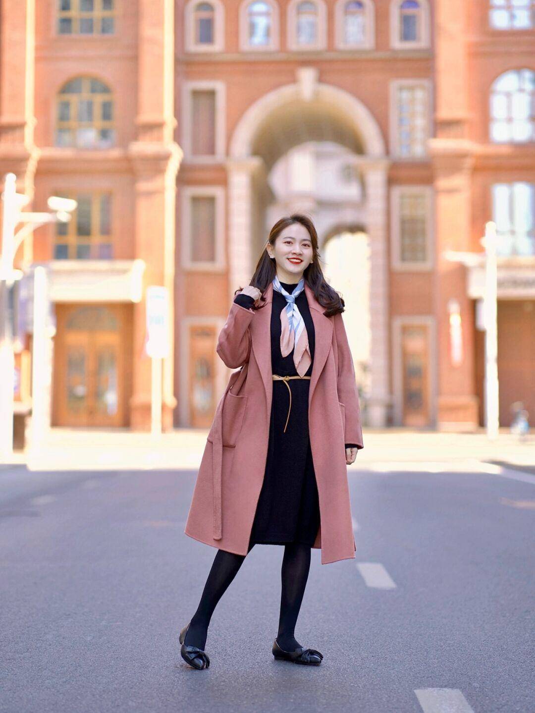 下装 街拍：成熟有型女性风格，是潮人冬季的必备，显小姐姐肤色更白皙