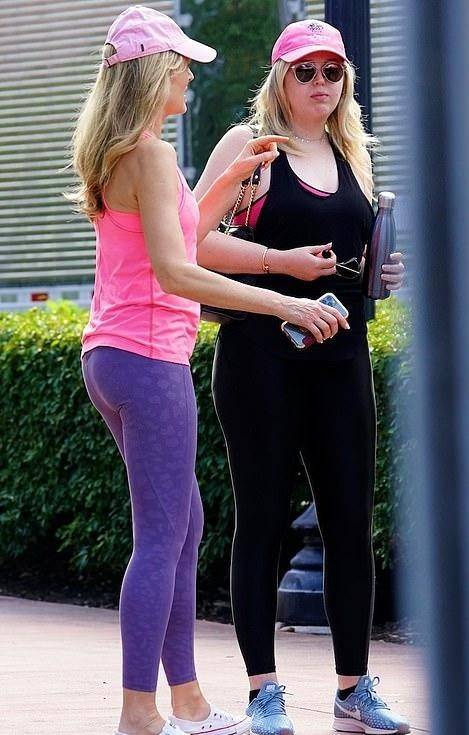 特朗普的最美前妻素颜戴粉帽似少女28岁女儿胖成球无惧大象腿