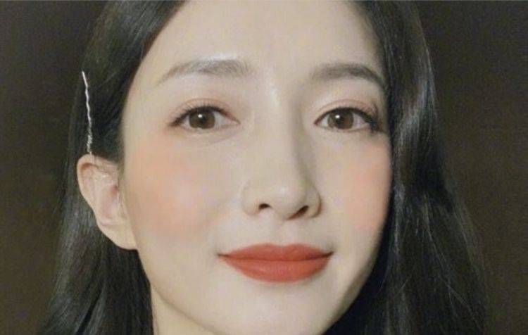 周冬雨女星挑战“柔晰暮色妆”,戚薇杨超越马马虎虎,看到关晓彤爱啦