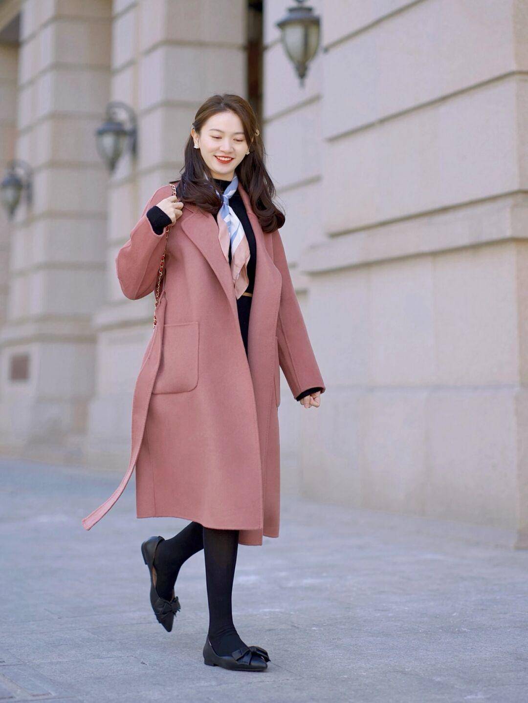 下装 街拍：成熟有型女性风格，是潮人冬季的必备，显小姐姐肤色更白皙