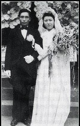 朴槿惠的母亲:富家女执意嫁给大8岁的离异男,49岁为夫中弹身亡_陆英修