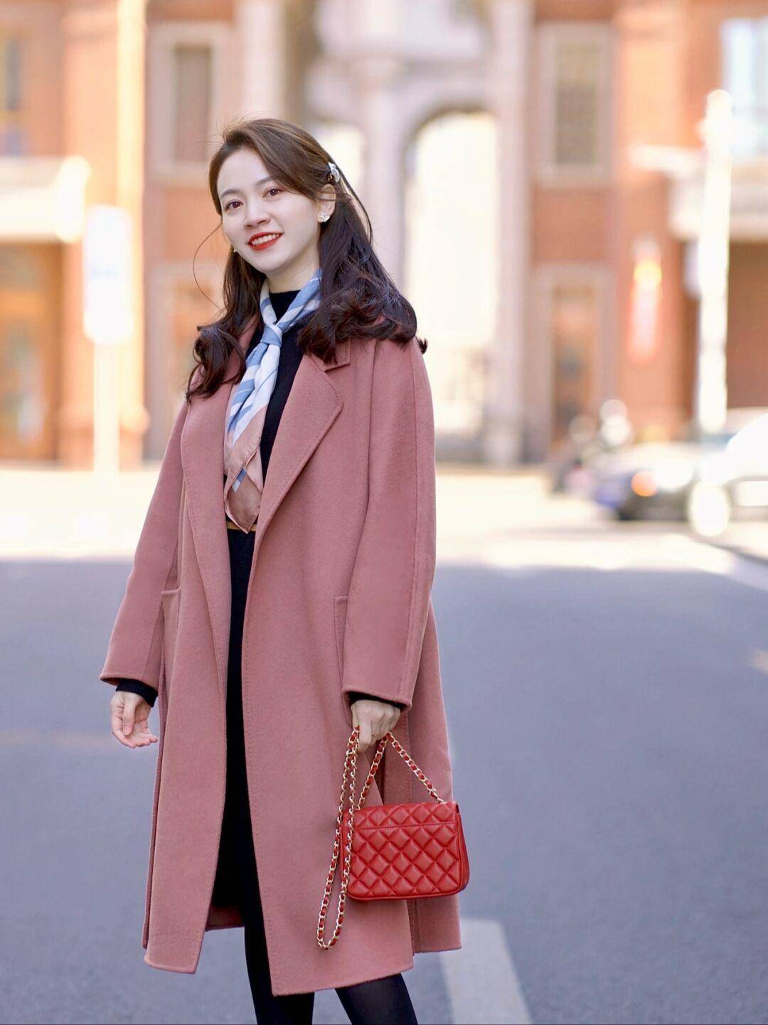 下装 街拍：成熟有型女性风格，是潮人冬季的必备，显小姐姐肤色更白皙