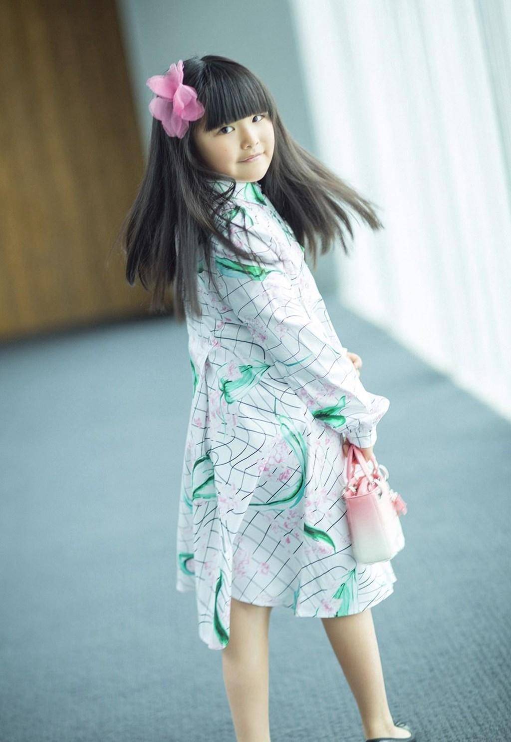 黑色 李湘晒女儿手工画，11岁王诗龄又长大了，长发黑色运动装元气满满