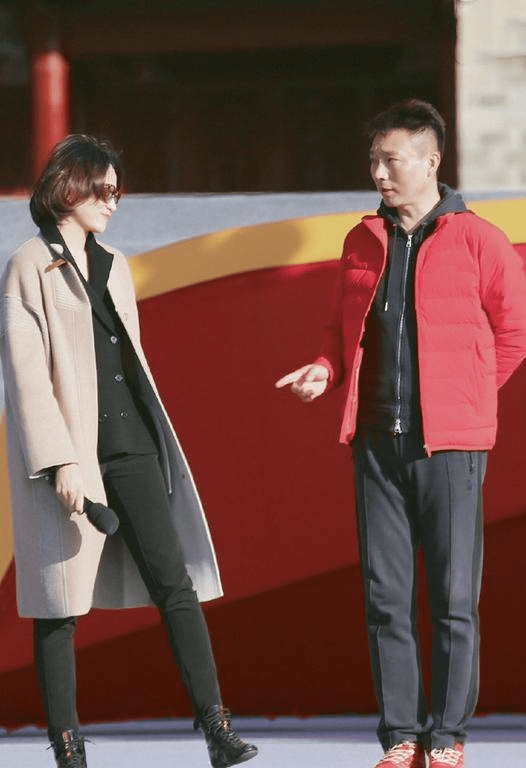 军人 董卿生活照罕见曝光，背6万6爱马仕等司机来接，军人站姿超养眼