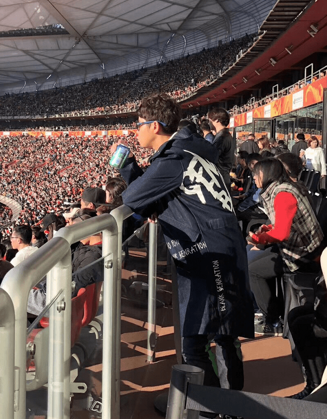 魅力 私下的王濛挺随性的,穿休闲外套简约大方,中性风看着也挺可爱的