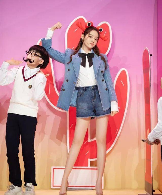 高跟鞋 运动服上衣，配百褶裙和高跟鞋，坐姿妩媚撩人