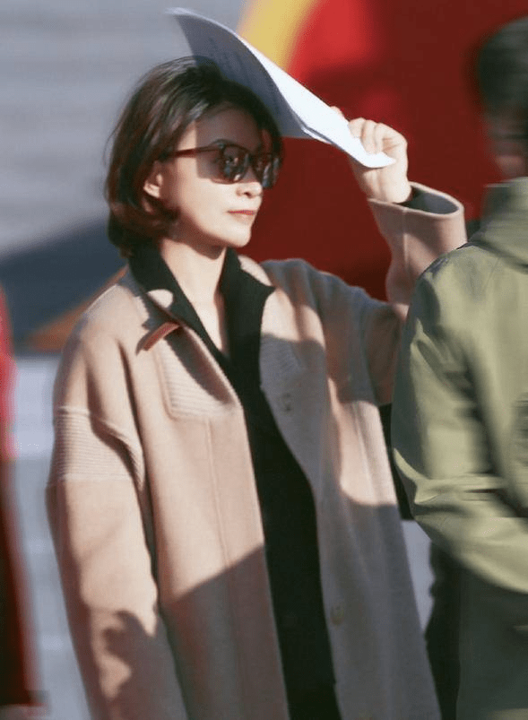 军人 董卿生活照罕见曝光，背6万6爱马仕等司机来接，军人站姿超养眼