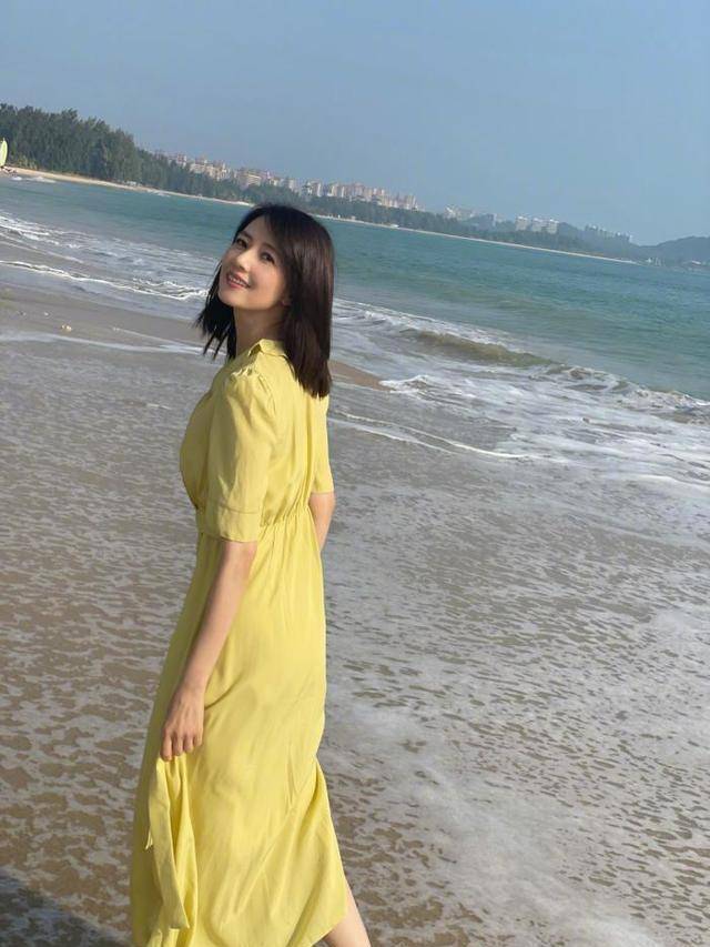 高圆圆海边黄裙子图片