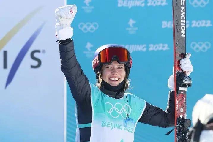 文|张蔚斐头图|微博@奥林匹克运动会来源|成长的可能2月8日,谷爱凌在