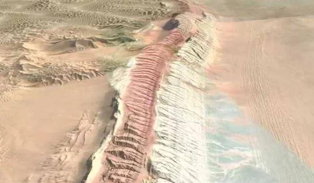 沙漠中也能有大山？四百多里的沙漠奇山，玛瑙矿石丰富