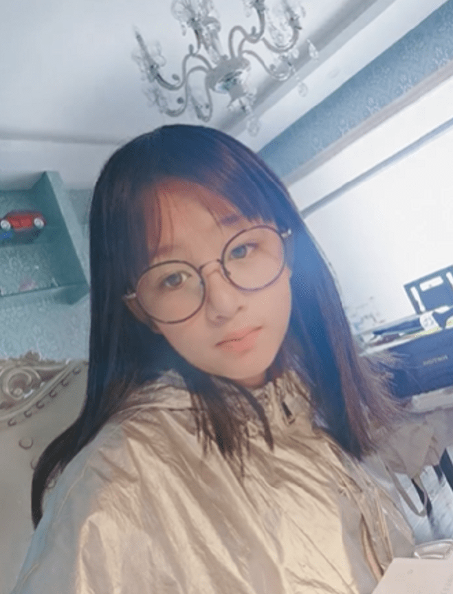 13岁吴熙儿身高1米7,美貌遗传妈妈石洋子,吴启华每月给前妻20万_内地