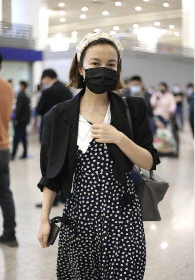 缺点吴昕素颜走机场，发际线很“真实”，还好穿搭够甜美