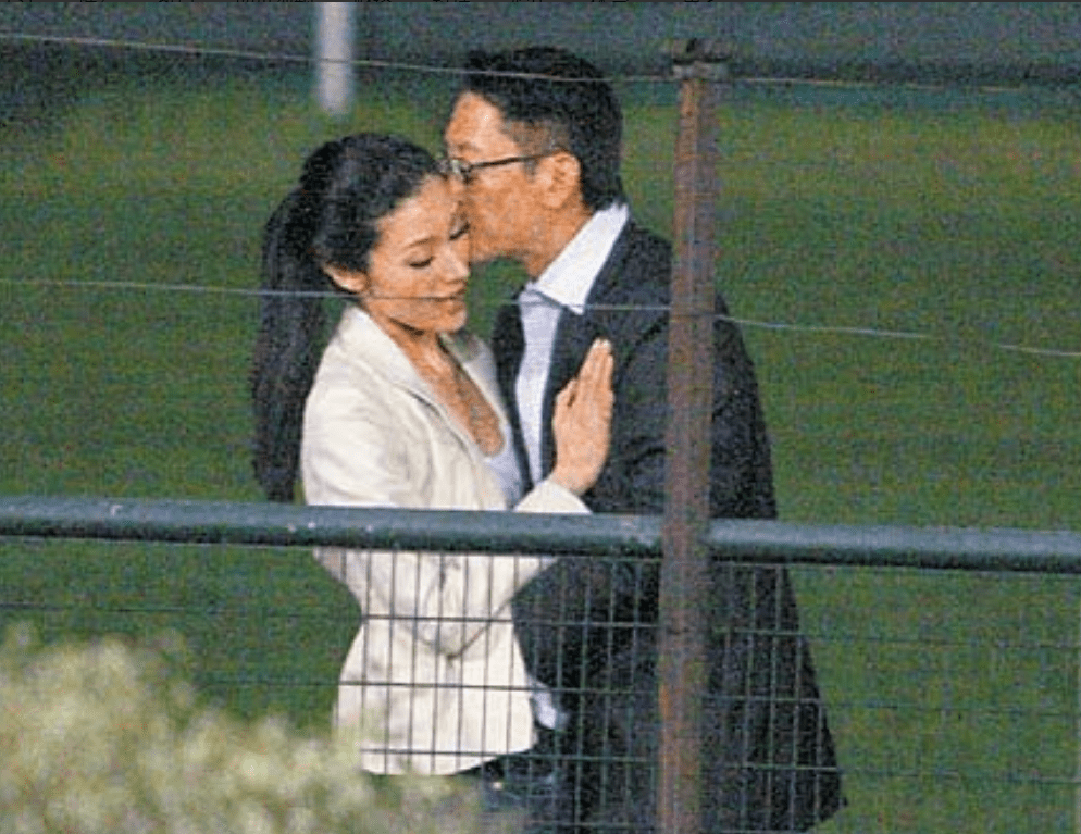 母亲去世,自己患癌,55岁仍单身,和父亲相依为命_倪震_李嘉欣_周慧敏