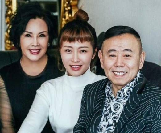 潘长江女儿潘阳照片 ef851ad4f4d64375a1293d675fe04a2f.jpeg