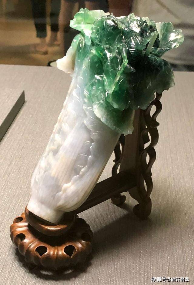 台北故宫博物馆翠玉白菜vs天津博物馆翡翠蝈蝈白菜，谁更胜一筹？_搜狐网