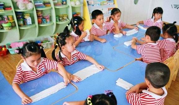 什么|幼儿园奇葩家长，“帮我把孩子送回来”，幼师：现在改行来得及吗