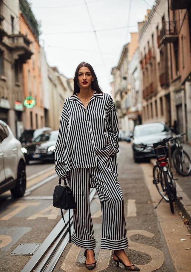 身材 别穿条纹衫了，今年流行的是“条纹长裤”，显瘦减龄，轻松上档次