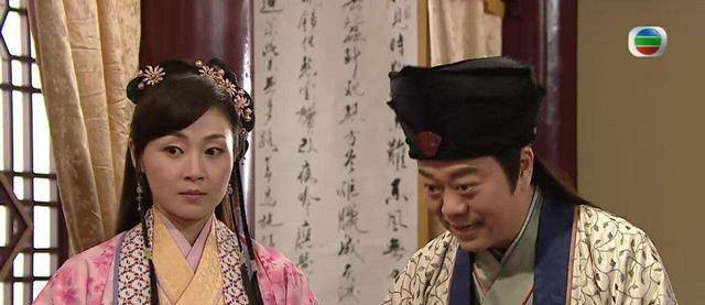 女王自律女星不会老？50岁许晴露肩湿发太撩人，巩俐修长美腿女王范