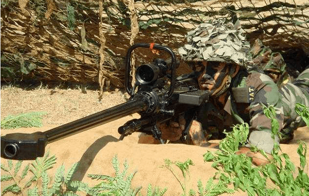 第一款:就是三管猎枪.顾名思义,这款枪械的枪管并非一根,而是三根.