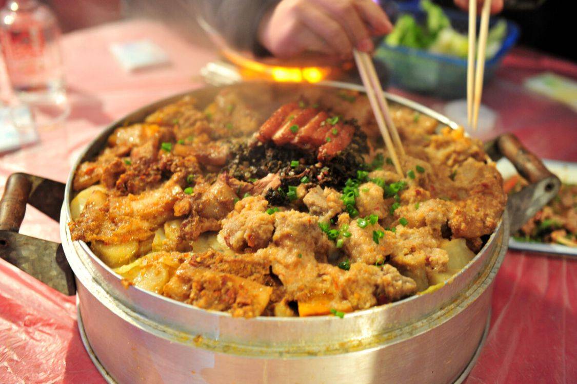 晒土家族年夜饭,食物超丰盛,一家人吃满足了_味道_柴火_美食