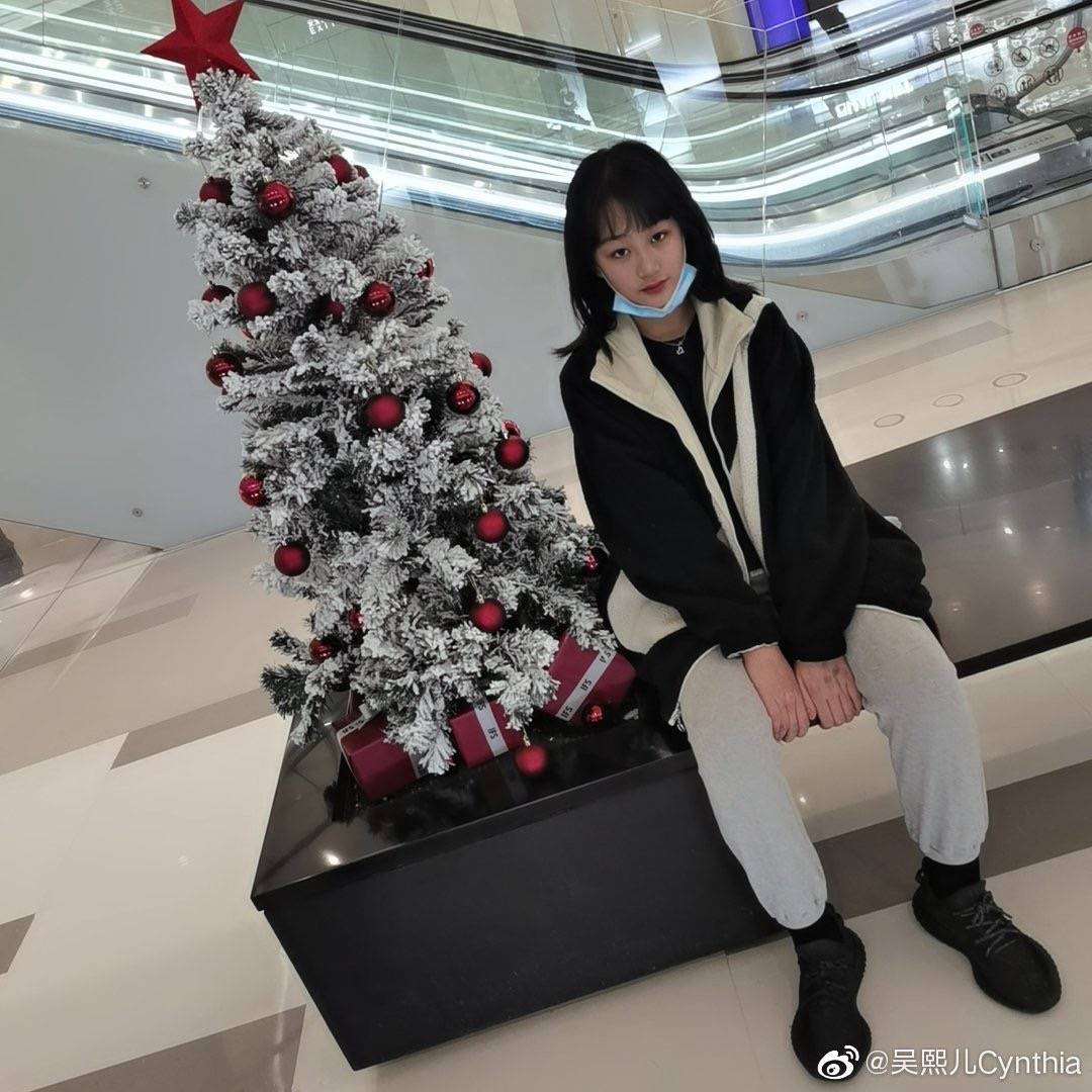 吴熙儿长得亭亭玉立,很有明星相,很多人都觉得她未来应该会走父母的