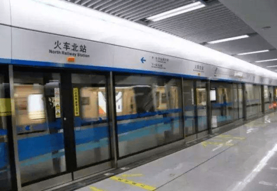 中国凄惨的地铁站，出站就像到了深山老林，老外感叹：真的有钱