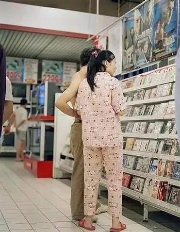 三亚 沈腾一家三亚度假,老婆穿着宽松被嘲:中年妈妈硬是穿成了奶奶辈