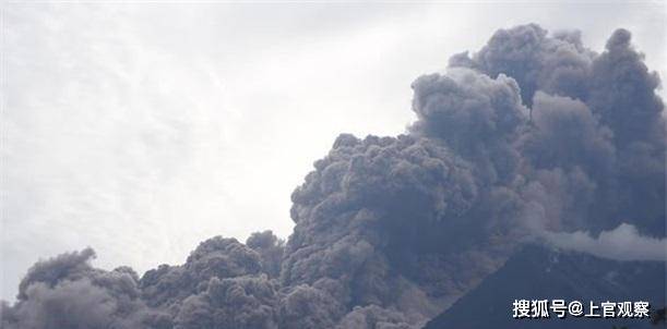 隆隆作响！太平洋“火环”又一座火山喷发，火山灰柱高达4700米