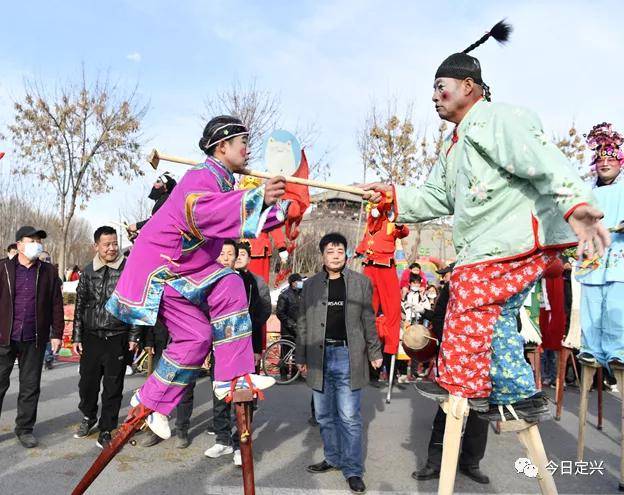 定興傳統高蹺亮相非遺小鎮