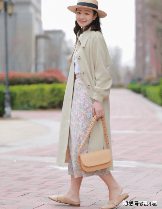 粉色 入春穿衣别太随意,试试今年最火的风衣,搭配裤子和裙子都美极了
