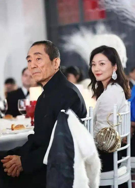 张艺谋 张艺谋携妻子低调亮相，妻子依旧美成焦点，气质赛影星