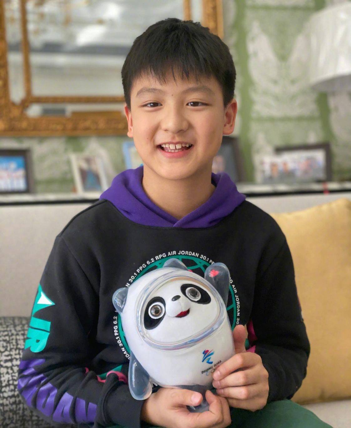 整个五官和眉眼之间散发出来的气质十分神似就连发型也留的相差无几