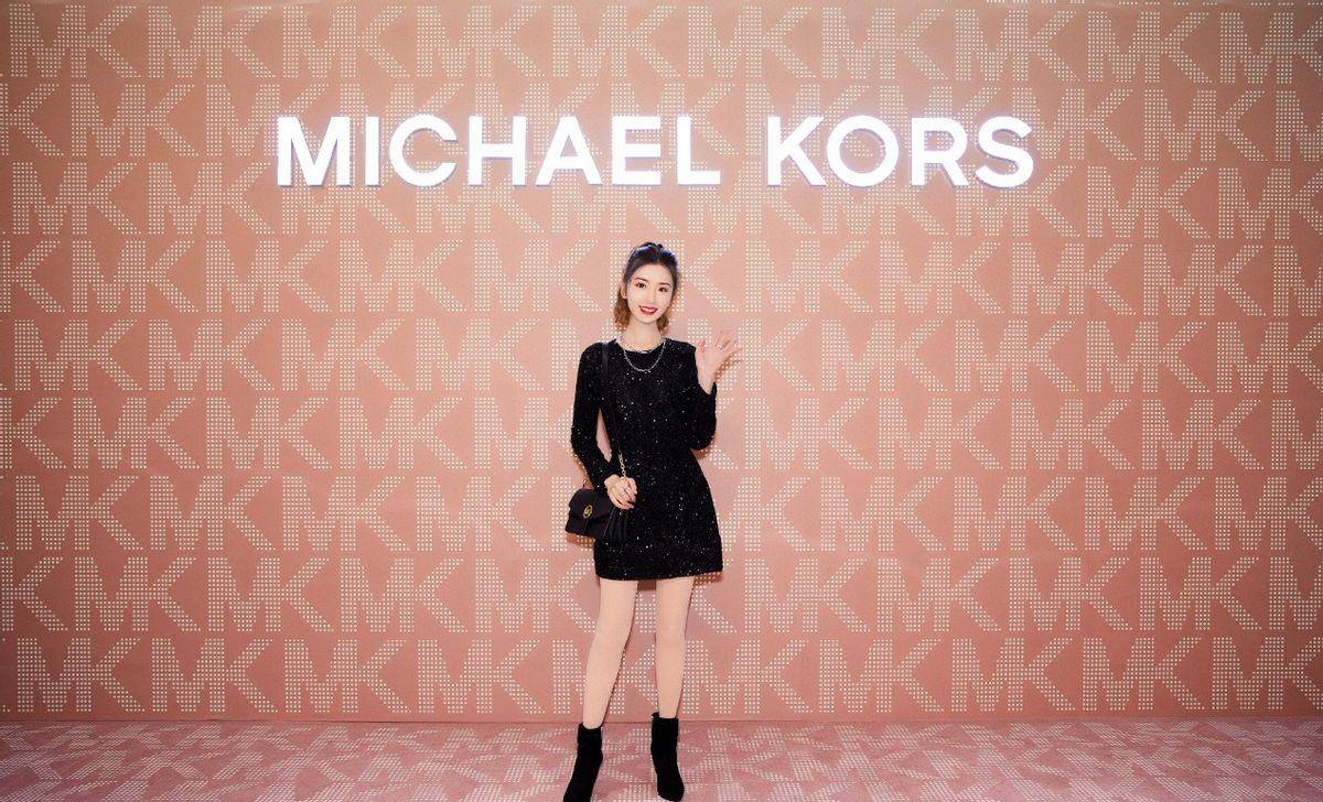 黑色 毛晓彤甜得像一只小白兔，穿粉色虎纹裙跳舞，比20岁还像20岁