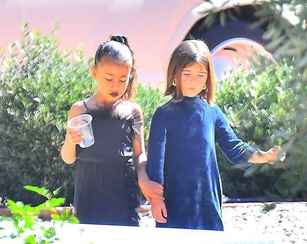 羽毛金卡戴珊5岁女儿不得了!黑色羽毛裙搭黑色口红,竟比妈妈都时髦