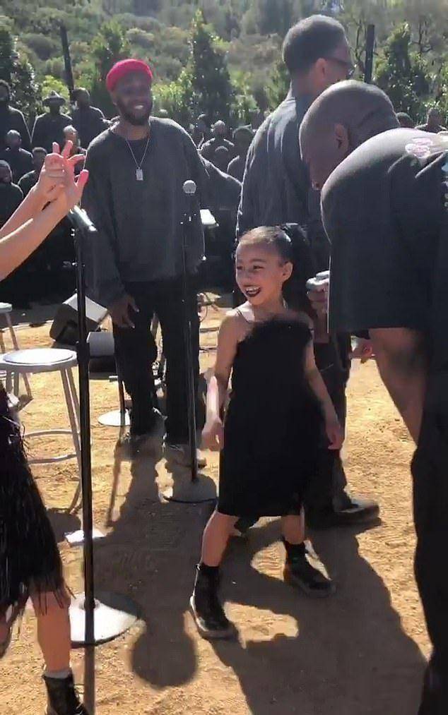 羽毛金卡戴珊5岁女儿不得了!黑色羽毛裙搭黑色口红,竟比妈妈都时髦