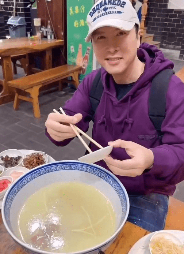 甄子丹过年带妻女同游云南坐板凳大吃米线被赞接地气