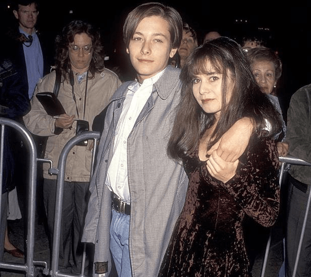 成年后境况悬殊,有人街头当众吃垃圾_李传_爱德华·弗朗_经历