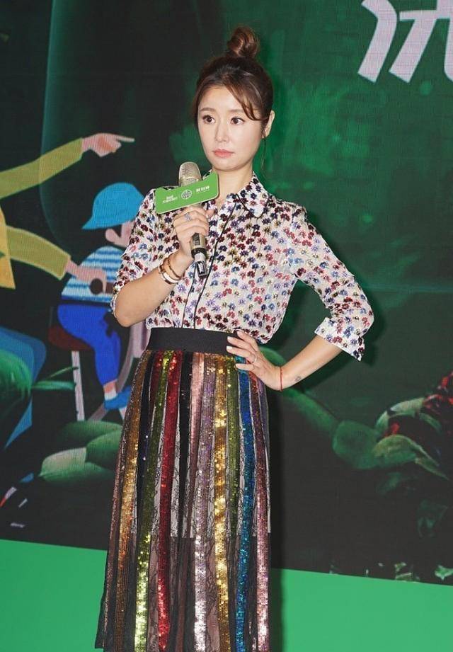 感觉 林心如终于不扮嫩了，穿黑色星星衬衫配黑西装，妆容淡雅好低调