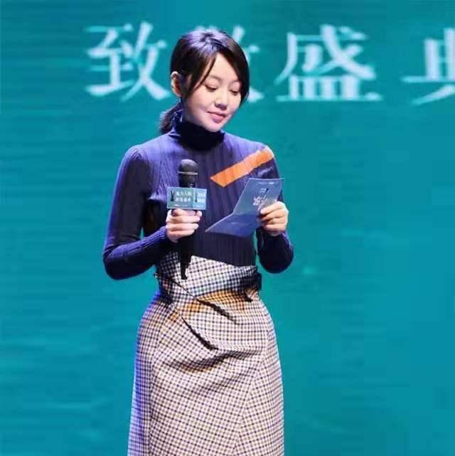 都能 48岁闫妮瘦下来好美，随便穿件毛衣下搭包臀裙，气场都能翻倍提升