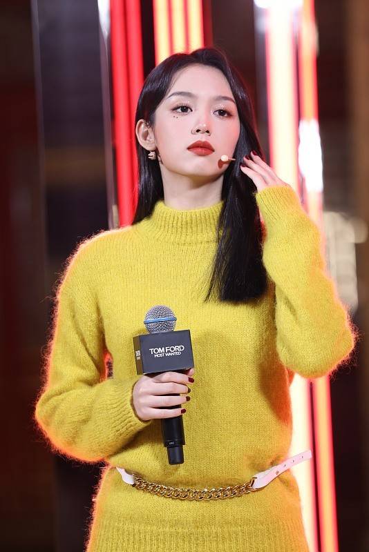 整体 周也的“筷子腿”好迷人，姜黄色针织衫配A字裙温柔高级，超养眼