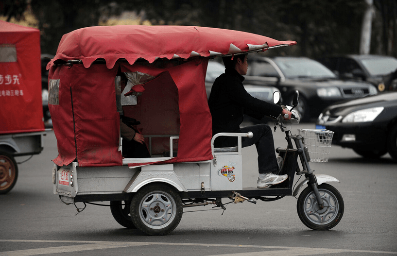 老年代步車屬於四輪電動車,它的駕駛證應該為c2證,而c1是可以準駕c2和